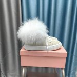 厂价 顶级版本 miumiu缪缪雪地靴棉鞋2024秋冬新款棉鞋毛毛单鞋来自Miu Miu系列的细节特写 新季的潮流要素 与此刻挚爱的概念，多元对撞，传达现代风格
