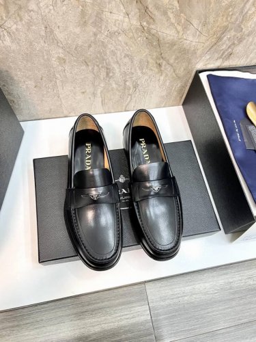 prada～ 码数：39–44 38.45.46订做 P家原单官网新品男士高端皮鞋，顶级原单复刻，采用进口开边珠 小牛皮，手工擦色，小牛皮透气内里，原版真皮大底