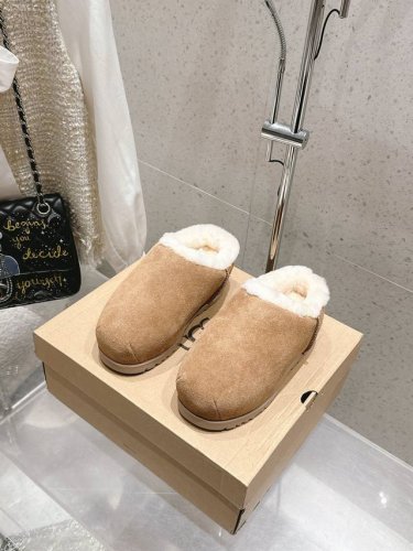 UGG 新款明星同款拼色厚底毛毛拖鞋 半拖 短靴 雪地靴 内里羊毛一体 保暖性能卓越 耐磨橡胶底 鞋子抓地力更好 拥有这一双UGG 让小脚丫在寒冷冬日始终温暖舒