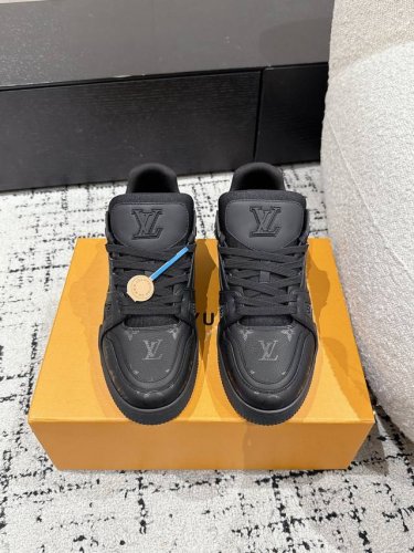 顶级版本 男款 Lv 路易威登L家 Trainer 25 新款 休闲 运动鞋 滑板鞋 Lv Trainer 运动鞋的灵感源自复古篮球鞋，代表 Virgil Ab