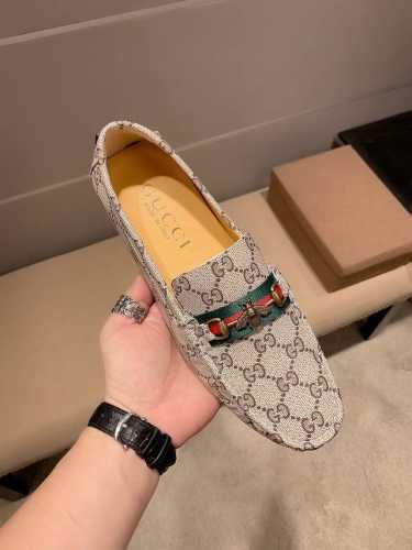 实价 ，品牌Gucci，古奇官方旗舰店豆豆鞋～四季潮鞋 专柜品质，古奇1:1优质做工，鞋面:进口牛皮，全真羊里，时尚懒人商务风设计，休闲乐福款，跑步鞋青年人最适