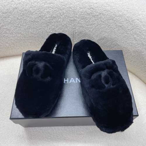 Chanel 半拖，毛毛拖鞋，羊毛拖 超级火的一款毛毛拖鞋 纯羊毛植入品牌元素后，百搭、时尚、潮款、懒人至爱，被完美释放 面料 内里 垫脚包底全都是真羊毛 拼接