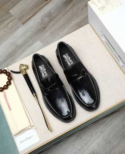 出厂价P 顶级货Ferraga*菲拉格慕男士正装皮鞋，体现经典的优雅气质。高雅的外观搭配修长的版型，进口牛皮打造，舒适轻盈，套脚式穿脱方便，内里本染小牛皮，超轻