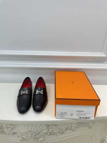 爱马仕 HerméS 乐福H 五金扣件单鞋 高品 原版工艺 黑色红里 款式经典 简约 此款主要对比的就是工艺 品质 爱马仕 HerméS 夏天开始不一样的夏天生