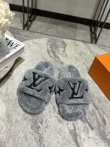 滴胶款 LV驴牌24ss新款羊毛拖鞋頂级品质纯皮毛一体羔羊毛打造！米超温暖的感觉，穿上仿佛踩在云朵上，精致高级！让这双毛拖身价陡增！鞋底是原版开模的防滑橡胶大底