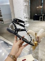 工厂p价p 顶级高端版本 valentino华伦天奴铆钉经典凉鞋 鞋面混种羊皮 内里垫脚混种羊皮 意大利黄牛皮大底纹路清晰与专柜一致 码数35-39 40.41