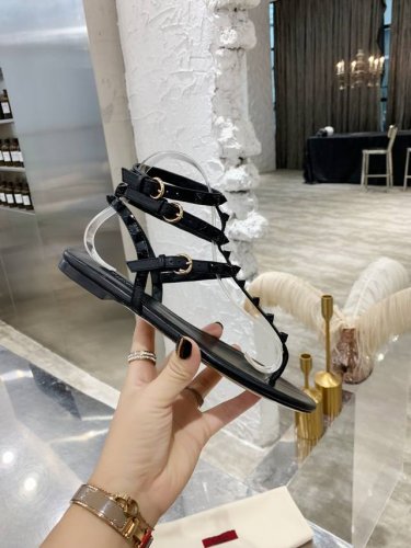 工厂p价p 顶级高端版本 valentino华伦天奴铆钉经典凉鞋 鞋面混种羊皮 内里垫脚混种羊皮 意大利黄牛皮大底纹路清晰与专柜一致 码数35-39 40.41