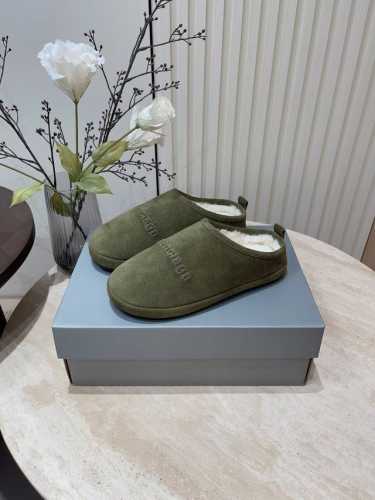 24Ss新款Balenciga巴黎世家毛毛半拖 顶级版本超火巴黎世家毛拖 时装博主与欧美明星大爱款 冬季必备款 时尚却不过分张扬 鞋面：磨砂皮 内里：羊毛内里