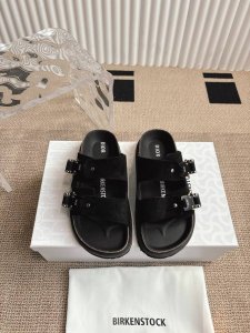 dior X Birkenstock 全球限量联名款这两个品牌刚出联名我就心动了，代购找很久才买到货，真的一鞋难求，真的超级好看，姐妹们给我冲髒码数：35-45