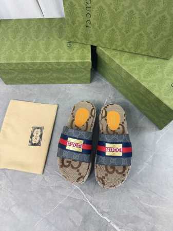 P230 古奇Gucci高版本最新限量厚底拖鞋 。顶级品质发售 购入正品开发 . 材质.工艺与原版一致 鞋面：原版提花工艺与特殊印刷工艺 内里：混种羊皮 大底： - 点击图像关闭