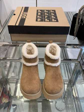 UGG 油叽叽厚底迷你5公分时尚雪地靴，不失违和感的大头鞋头，小香风的小羊羔卷毛配上加厚大底，时尚感妥妥的。 面料：高丝光牛反绒，全羊毛里，发泡大底 码数：35 - 点击图像关闭