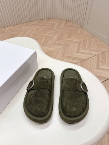 P360 男加10 Mcq Ss25 New Arrival～ 麦昆春夏新款勃肯半拖 大头鞋 可爱有趣的圆形鞋头搭配金属Arc搭扣饰以点缀 鞋底压印骷髅图案 M