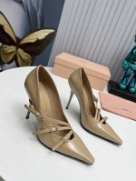 工厂 新款新品 Miu Miu 全新超美装饰搭配,时尚淑女气质十足 双色拼接 又不乏美艳色彩,外侧附带弹力象巾 上脚非常方便意大利引进的原版楦头是最新楦、出来形