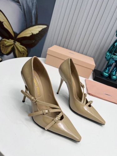 工厂 新款新品 Miu Miu 全新超美装饰搭配,时尚淑女气质十足 双色拼接 又不乏美艳色彩,外侧附带弹力象巾 上脚非常方便意大利引进的原版楦头是最新楦、出来形