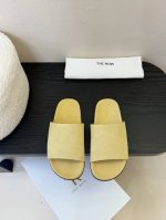 the Row 25Ss 春夏新款简易皱面简易平底 夹脚拖鞋 therow一贯的极简风格 干净利落的版面设计 没有任何装饰 仅以设计为亮点 凸显气质和彰显个性