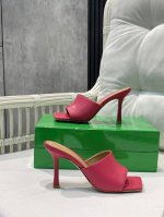 Bv 葆蝶家 18色齐 塑造经典一字深口拖鞋 棒棒糖粉一荧光玫红色 Bottega Veneta 深口拖鞋继续延续 夸张的各种配色 必将影响穿搭界 各个明星 博