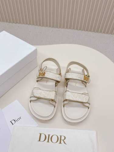 高端电绣款 Dior 最新款凉鞋 这款混种羊皮 Dioract 凉鞋款式时尚。搭配贴合脚型的内底，采用格外轻盈、舒适的皮革制作。鞋面饰带采用魔术贴开合，搭配金色