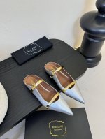 Malone Souliers 中跟半拖。喜欢过通混搭不同触感和地质的材料达到一种平的衡感觉。鞋面采用进口牛皮，羊皮内里，进口真皮大底。跟高8.5Cm 码数：3