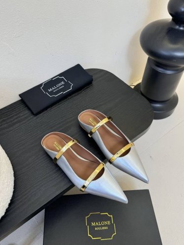 Malone Souliers 中跟半拖。喜欢过通混搭不同触感和地质的材料达到一种平的衡感觉。鞋面采用进口牛皮，羊皮内里，进口真皮大底。跟高8.5Cm 码数：3
