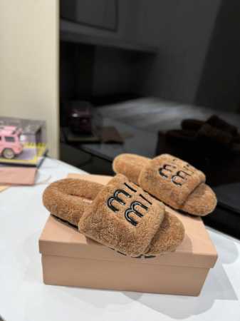 miumiu缪缪毛毛拖2024秋冬新款毛毛拖鞋Miu Miu秋冬新季的潮流要素，与此刻挚爱的概念，多元对撞，传达现代风格~ 怎么穿都好看今夏时髦精最爱 看起来 - 点击图像关闭