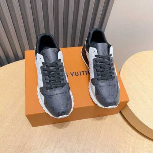 实价 Loui* Vuitto* 独家实拍专柜同步上线原版本 1 1原鞋鞋开发，上脚非常舒适 做工精细 鞋面由原版1 1胶料制成，侧边饰有品牌Logo标志，垫脚