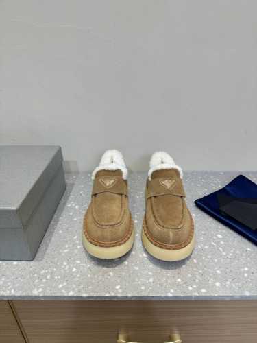 PRADA 普拉达 24ss秋冬新款 厚底休闲 羊毛 乐福鞋 这款运动鞋延续经久不衰的轮廓，是新款经典单品 采用麂皮 精心制作， 提升格调 款式轻盈，搭配三角扣