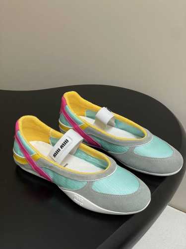 Miu Miu 25Ss 缪缪春夏新款 走秀款玛丽珍鞋休闲芭蕾平底鞋 秀场工艺来自Miu Miu系列的细节特写 新季的潮流要素一 这款芭蕾平底鞋选用科技面料和绒