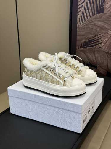 Dio r fw 24 new arrival～ cd 家 24秋冬羊毛运动鞋新品 经典刺绣厚底毛毛鞋，鞋面延续经典刺绣图案，内里皮毛一体材质！兼具颜值与舒适度