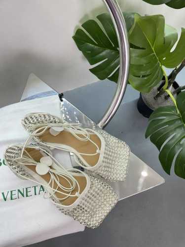 Bv 春夏新款 网钻罗马系列 高版本 蜡白色 鞋面采用网孔手工镶嵌奥钻工艺 上层镶钻 贴附脚步皮肤采用圆形铆钉固定 不磨脚 穿上之后 圆形松紧 缠绕设计 个性独