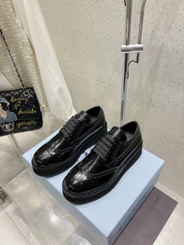 厂价 prada 普拉达经典厚底小皮鞋 这款气质上更中性帅气几分 线条感很足，上脚特别舒服柔软，宽脚也不怕，不会显脚肥，好看又舒适，搭配中筒袜 配裙子裤子都是无