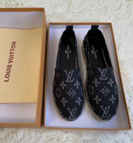 女款 男款 Louis Vuityon 路易威登 渔夫鞋本款Starboard平底帆布便鞋选取Monogram丹宁布，与皮具系列设计遥相呼应。麻绳编底延续传统格