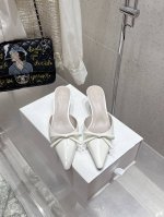 顶级版 therow 25Ss小猫跟简约凉鞋 太简约时髦啦 没有一丢丢多余的设计 有一丢高级又简约的感觉其实除了好看以外它的舒适度真的是好穿到舍不得脱下来啦 搭