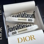 橙子出厂价 Dior 迪奥新款 B23系列 字母印花帆布鞋 休闲低帮运动鞋 情侣款 采用印花图案，设计自推出以来即成为迪奥的经典标志，并以新颖的比例重新演绎，经