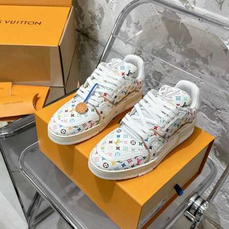 联名款 情侣码# 顶级代购版本 Lv Trainer 情侣限定系列休闲运动篮球鞋 颜值担当 上脚帅炸，每个颜色都是巨巨巨好看！潮人必备单品 原版订制压纹粒面小牛 - 点击图像关闭