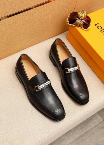 商品商标：Louis Vuitton 路易威登 休闲皮鞋 正码码数: 38-44 45.46.47订制 商品材料：精选 进口头层牛皮鞋面+奢华五金扣，进口头层牛
