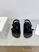 Dior X Birkenstock 联名款 Milcno凉拖鞋 鞋底上半部分是Dior的纹路 下半部分是勃肯的纹路 下面牛翻毛皮和羊毛纤维 体现联名背后的精湛