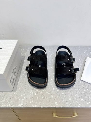 Dior X Birkenstock 联名款 Milcno凉拖鞋 鞋底上半部分是Dior的纹路 下半部分是勃肯的纹路 下面牛翻毛皮和羊毛纤维 体现联名背后的精湛