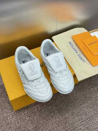 Louis Vuitto* 2025春夏高定情侣系列新款 Footprint Soccer果冻色系带休闲阿甘跑鞋 Lv 字母Logo圆头拼色运动足球鞋 材质：鞋 - 点击图像关闭
