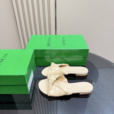 Bottega Venet* 编织： 最新最经典编织高跟凉鞋！ins&小红书巨多网红明星上身！上脚超性感！真的太美了！这款哑光的鞋面超有高级感！高级穿着又仙女简