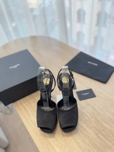 最高版本 Saint Lauren* 圣罗兰Ysl 25 春夏全新走秀高跟鞋 全新鞋型配上3 Cm水台 唯有Ysl最懂女人心 不接受反驳 超级无敌女人味神器 女
