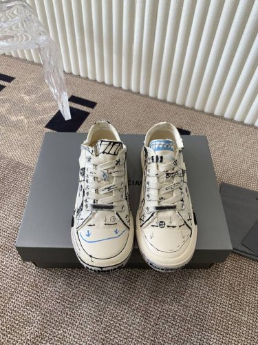 Balenciaga 巴黎世家做旧帆布鞋 原版开发 做货 这次 paris Sneakers 的灵感来自六十年代前的硫化鞋 继续着Demna 式的对主流华丽时尚