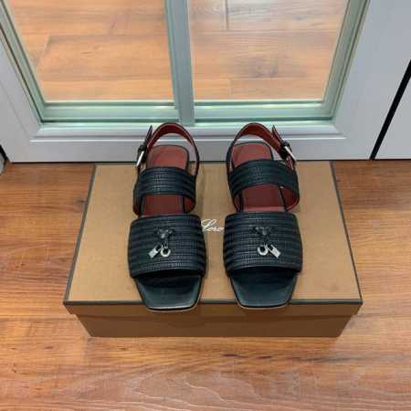 Loro Piana 高版本sprightly Charms系列凉拖鞋。 材质：面料原版牛皮，牛皮内里及垫脚。原版开模定制大底。 码数：35-41 40、41定 - 点击图像关闭