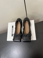 Jacquemus25春夏新款方头鞋蝴蝶结半拖 单鞋！ 方头设计真的好时髦！牛仔裤 小裙子搭配不在话下！可可爱爱没有脑袋 四方方的 时髦精必入的一款！ 流行的方