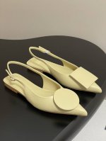 小众潮牌 Jacquemus 25Ss春夏新款尖头鸳鸯扣平底后空凉鞋 几何图形设计 圆扣 方扣 新颖时尚大方，性感不失优雅，很显脚部线条，附有骨感美的视觉效果，