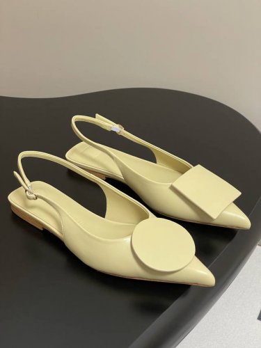 小众潮牌 Jacquemus 25Ss春夏新款尖头鸳鸯扣平底后空凉鞋 几何图形设计 圆扣 方扣 新颖时尚大方，性感不失优雅，很显脚部线条，附有骨感美的视觉效果，