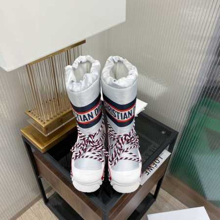 DIOR迪奥 D家秋冬新品 专柜最新走秀款雪地靴鞋系列 秋冬最新王炸款 雪地靴 胖墩墩的 好看可爱到爆炸 →_→来自 DiorAlps 限定系列，别具一格。闪亮 - 点击图像关闭