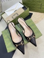 Gucci 24Ss春夏新款 G家尖头马衔扣V型系列 经典再现 简约设计高雅品质 鞋面以羊皮双G布材料匠心打造 鞋面缀饰亮眼的经典马衔扣 后带着釆用松紧带设计