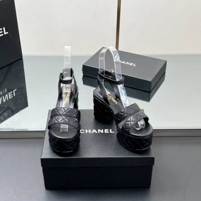 厂价 高品质！拖鞋Hanel香奈儿 25春夏新款 菱格 粗跟高跟凉拖鞋 一系列实穿的日常必备款式，可随心搭配，打造多样风格，菱格电绣双带构成，每一个角度都闪耀光