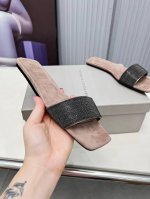 BrunelloCucinelli 。B C凉鞋上新款了。进口羊绒面料。内里进口羊绒，纯铜珠链，原版真皮底，上脚美观大方，百分百原版开发。原版包装，码数35 －