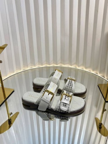 迪奥 Dior 2025 春夏新款 D-Avenue果冻色女鞋 Cd字母Logo五金皮带扣镂空藤格纹平底圆头露趾凉拖鞋 市面顶级版本 材质:鞋面进口小牛皮+水染
